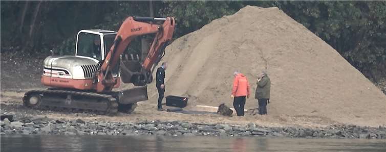 Eine amerikanische Fliegerbombe wurde am Rhein bei Neuwied kontrolliert gesprengt. Foto: WinklerTV