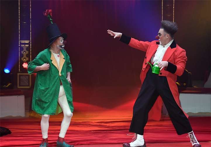 Eine amüsante Vorstellung bieten Anatoli und Eddy. Foto: Bertrand Guay/Circus Roncali