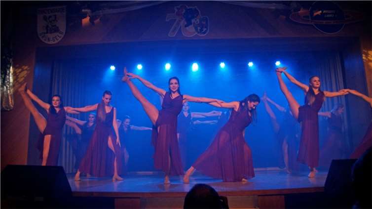 Eine anmutige Zwischenshow legte das Grau-Blau Ballett auf die Bühne.