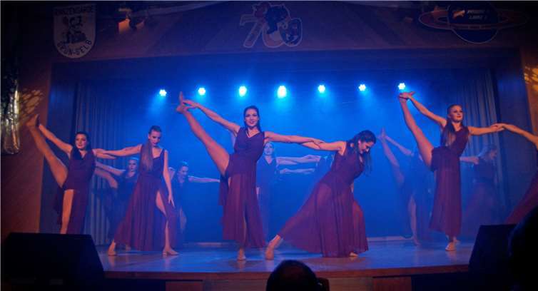 Eine anmutige Zwischenshowlegte das Grau-Blau Ballett auf die Bühne.