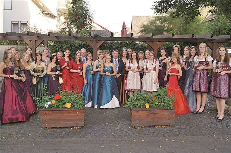 Eine ansehnliche Zahl von Weinmajestäten aus der Moselregion versammelte sich mit den Ehrengästen vor dem Festzug auf dem Pommerner Spilles.MT