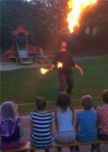 Eine atemberaubende Feuershow genossen die Kinder in der „Pusteblume“.Stadt Meckenheim