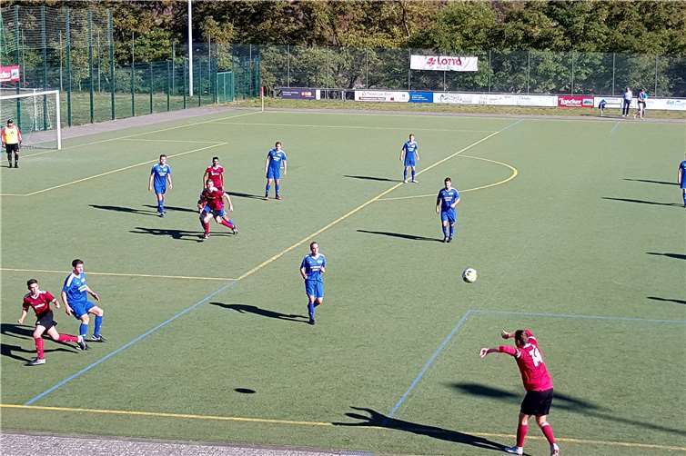 Eine aufmerksame und gut eingestellte SG Westum/Löhndorfer Elf (blaue Trikots) überzeugte auch in Löf. privat