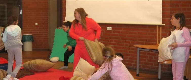 Eine ausgelassene Kissenschlacht durfte auf der Pyjamaparty nicht fehlen.Stadt Meckenheim