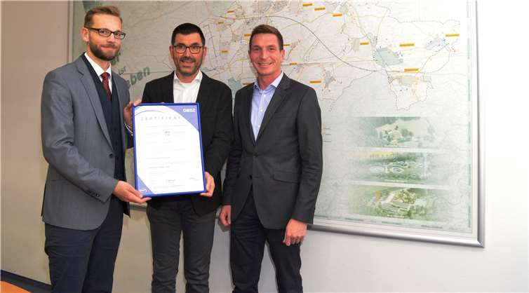 Eine ausgezeichnete Verbandsgemeinde: In Montabaur übergab Stephan Eckhardt (Mitte) das Zertifikat für Energiemanagement an Bürgermeister Ulrich Richter-Hopprich (l.) und Werkleiter Florian Benten. Foto: Verbandsgemeinde Montabaur
