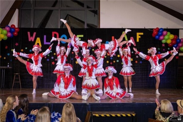 Eine ausverkaufte Halle, beste Laune und ein Programm, das keine Wünsche offenließ: Die diesjährige Fastelovendssitzung in Waldorf wurde zu einem echten Höhepunkt der närrischen Session. Foto: privat