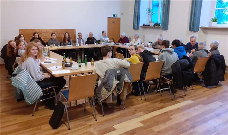 Eine beachtliche Anzahl von Senioren nahm an diesem Nachmittag teil, und auf Einladung von Pfarrer Horn gesellten sich auch 15 Konfirmanden dazu. Foto: privat