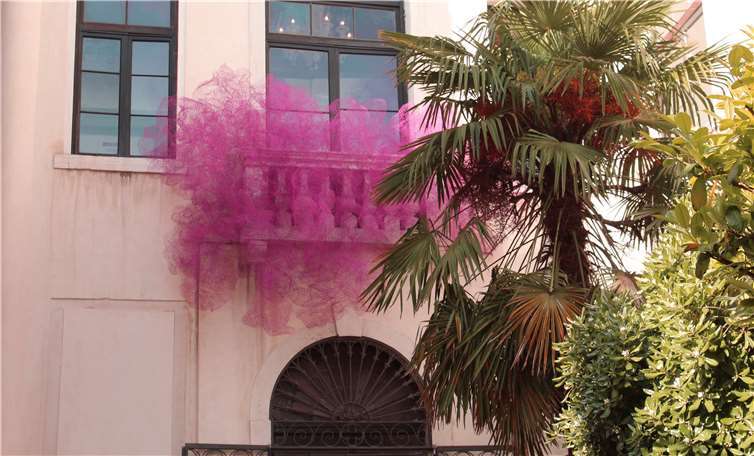 Eine bedrohlich rote Draht-Wolke wölbte sich über den Balkon im piano nobile des Palastes. Fotos: DL