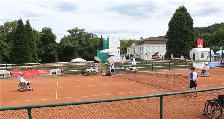 Eine beeindruckende Rollstuhltennisdemonstration zeigten Christian Burg und Thomas Reiche. -DU-