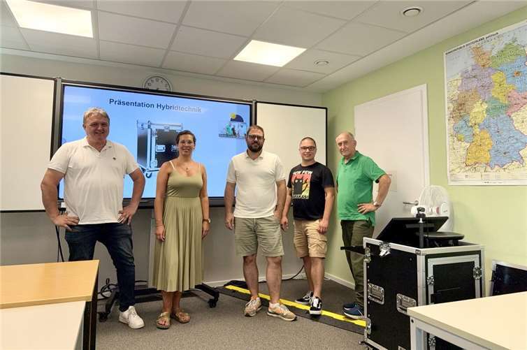 Eine beeindruckende Vorführung moderne Technik bei der VHS (vlnr:): Helmut König, Julia Dormayer, Jan Eller, Herr Stendebach, Hans-Georg Hansen). Foto: CDU Andernach