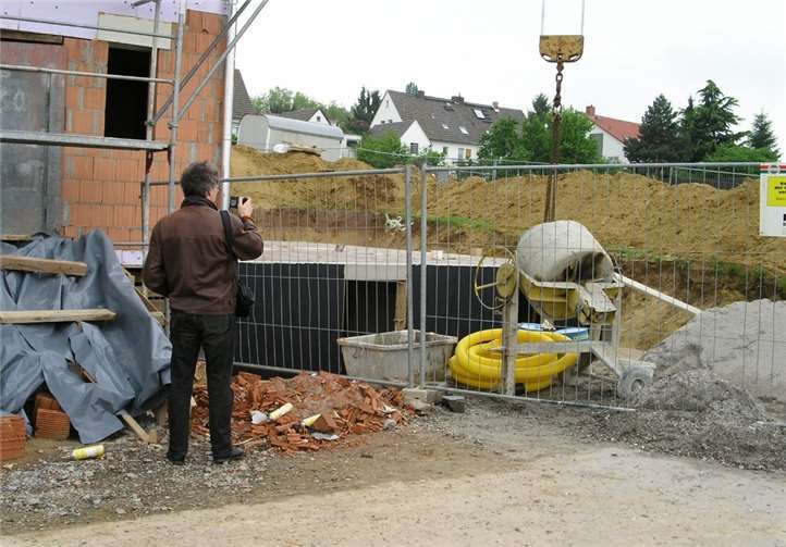 Eine begleitende Energieberatung kann sich auszahlen und sollte zumindest in den wichtigsten Bauphasen stattfinden. Foto: VZ-RLP