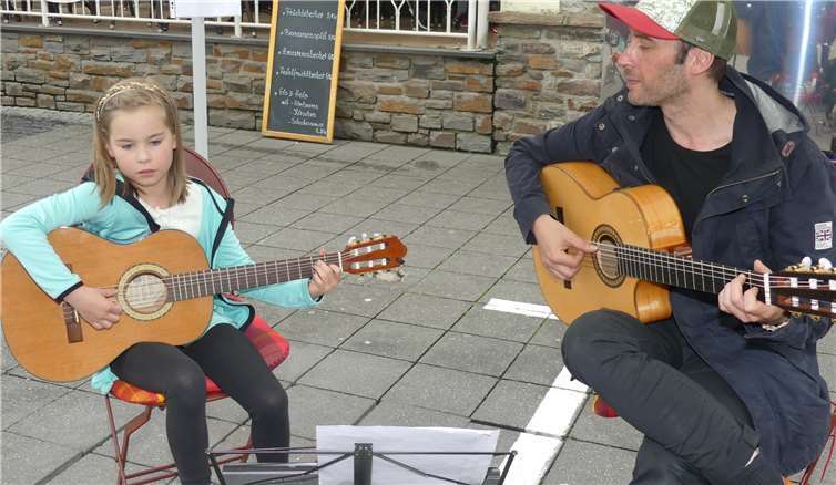 Eine begleitete Übungseinheit auf der Gitarre bot der städtische Musikverein auf dem Carlfritz-Nicolay-Platz.