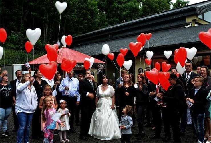Eine beliebte Hochzeitstradition: Das Paar ließ mit Helium gefüllte Luftballons,an denen an das Paar adressierte Postkarten befestigt waren, steigen. Fotos: privat