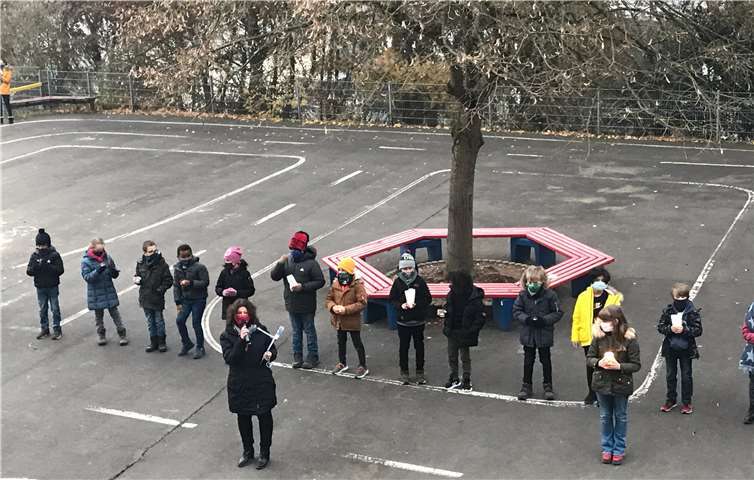 Eine besondere Adventsstimmung herrschte auch auf dem Schulhof.Fotos: Privat