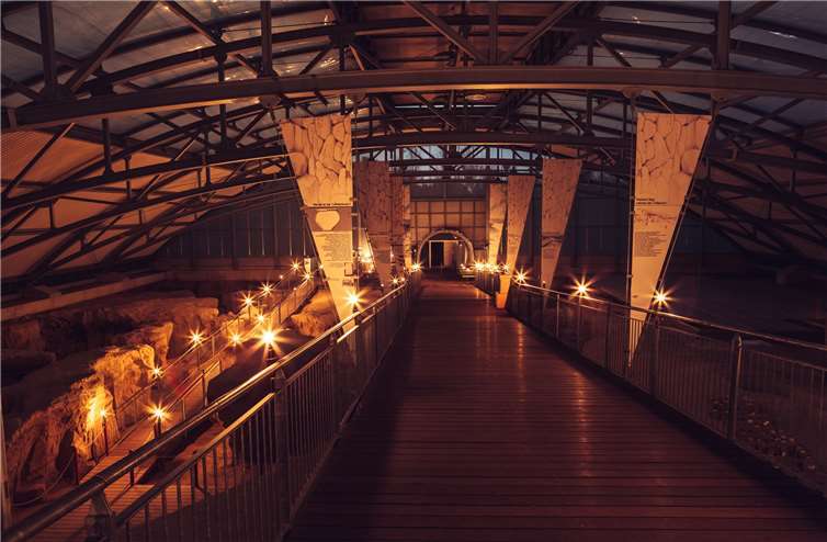 Eine besondere Atmosphäre bietet das Römerbergwerk bei der Fackelführung.Simon Zimpfer