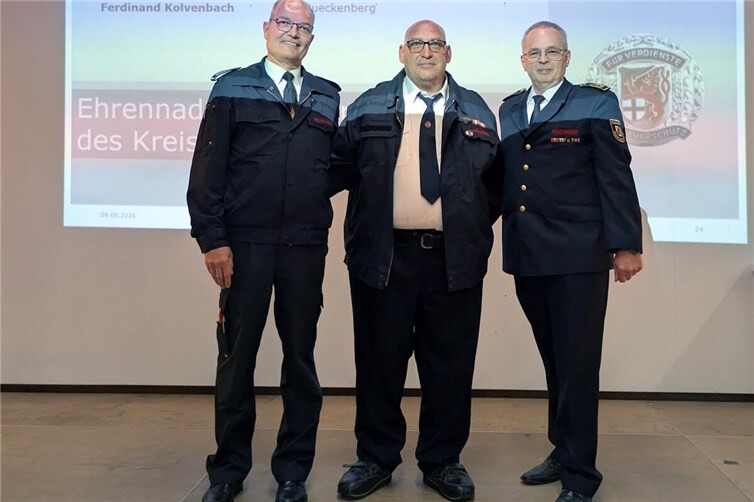 Eine besondere Auszeichnung: Ferdinand Kolvenbach (Mitte) bekam die Ehrennadel des Kreisfeuerwehrverbandes des Rhein-Sieg-Kreises durch den stellvertretenden Kreisbrandmeister Markus Zettelmeyer (rechts) verliehen.