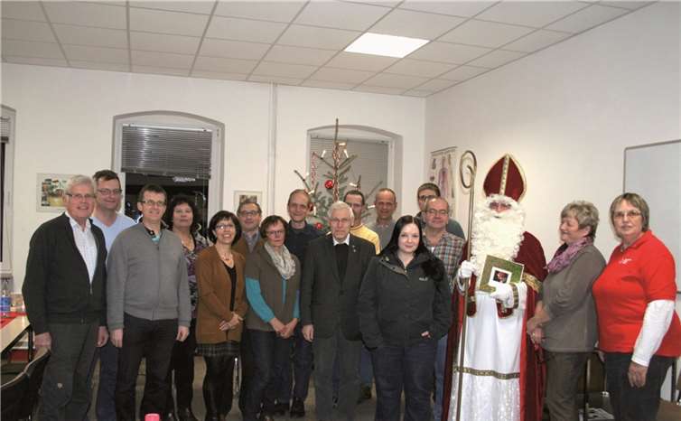 Eine besondere Auszeichnung erhielten vier Spender, die sich sogar schon 100-mal in den Dienst der guten Sache gestellt haben: Pfarrer Peter Bollig (Burgbrohl) (Mitte), Harald Gilberg (Mendig) Hubert Berens (Kempenich) und Norbert Harz (Spessart). -RÜ-