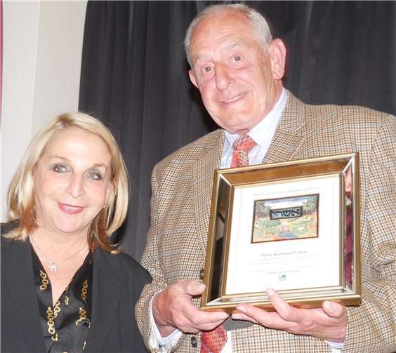 Eine besondere Auszeichnung überreichte die Vorsitzende der Synagogengemeinde Bonn, Dr. Margaret Traub, an den CDU-Ratsherrn Raimund Schink. Foto: privat