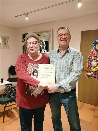 Eine besondere Ehre wurde Birgit Homberg zuteil, die für zehn Jahre Vorstandsarbeit mit der silbernen Verdienstnadel ausgezeichnet wurde.