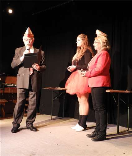 Eine besondere Ehre wurde Corinna Schilling und Jenny Schüller zuteil. Der Regionalbeauftragte des RKK Rheinische Karnevals Korporationen e.V. für den Kreis Ahrweiler, Willi Fuhrmann, überreichte den beiden die Verdienstmedaille in Silber.