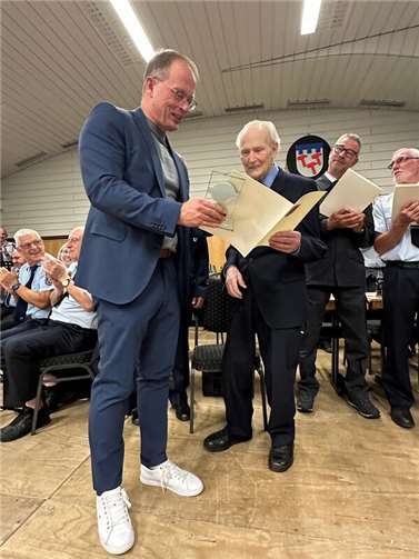 Ein Hoch auf die Kameraden: Langjährige Treue zur Feuerwehr gewürdigt Eine besondere Ehrung: Jörg Lempertz, Bürgermeister VG Mendig, zeichnete Franz Heuft für insgesamt 72 Jahre Treue zur Feuerwehr aus.