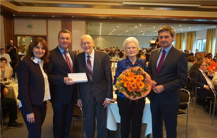 Eine besondere Ehrung: Seit 70 Jahren ist Franz-Josef Nienhaus (2.v.l.) Mitglied der CDU.