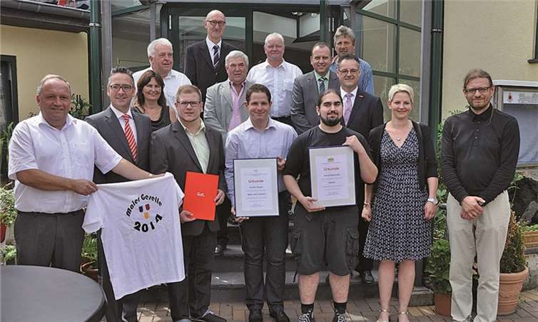 Eine besondere Ehrung durch Urkunden und Geschenke erhielten die Prüfungsbesten der Bäcker, Fleischer und der Maler- und Lackiererinnungen durch ihre Obermeister.AB