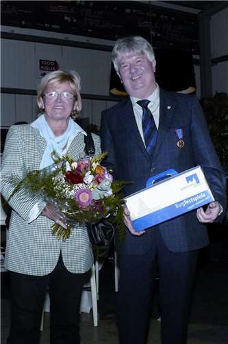 Eine besondere Ehrung erfuhren Bürgermeister Rolf Schumacher und Beigeordnete Marika Kohlhaas.