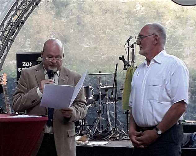 Eine besondere Ehrung wurde Werner Möntenich (re.) zuteil. Karlheinz Doerschel zeichnete ihn mit der Ehrennadel des Fußballverbandes Rheinland in Bronze für seine langjährigen verdienstvollen Arbeiten für den rheinländischen Fußballsport aus.