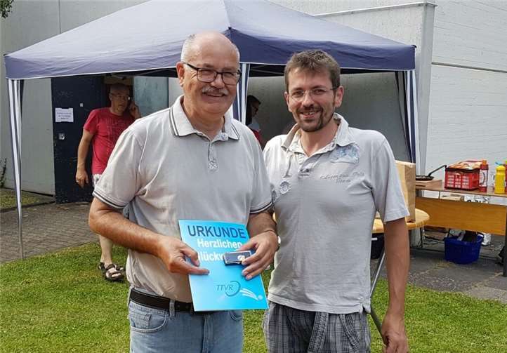 Eine besondere Ehrung wurde dem Vorsitzenden der TTSG Hans Linden zuteil, dem mit der Goldenen Ehrennadel die höchste Auszeichnung des Tischtennisverbandes überreicht wurde.privat