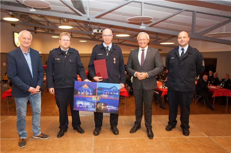 Eine besondere Ehrung wurde dem ehemaligen Wehrleiter Dirk Kuhl (Mitte) zuteil.