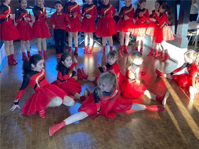 Eine besondere Überraschung boten ab 15 Uhr die Kinderprinzengarde des Karnevalsvereins Rot-Weiß Villip und 20 Kinder der KG Niederbachem. Foto: privat