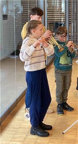 Eine besondere Überraschung boten die Kinder Ferdinand, Magdalena und Leopold Busch, die mit Querflöte und Trompeten Weihnachtslieder spielten und zum Mitsingen einluden. Foto: privat