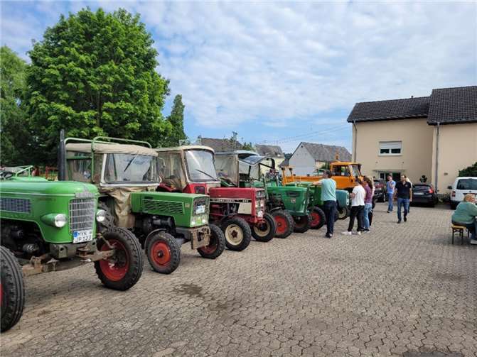 Eine besondere Überraschung war der Besuch der Kameraden der Freiwillige Feuerwehr Winningen, welche mit ihren Oldtimertraktoren eindrucksvoll angereist sind.