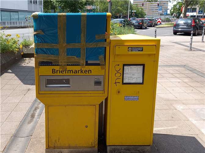 Eine blaue Mülltüte signalisiert den Abschied. Foto: Hermann Schäfer