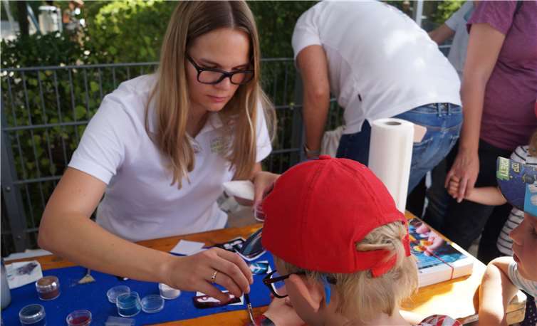 Eine bleibende Erinnerung an das Spielplatzfest. Die Tattoos beim Aktionsstand des Freundeskreises Landesgartenschau erfreuten sich großer Beliebtheit.