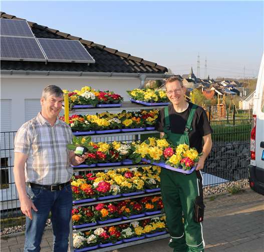 Eine blühende Osterüberraschung in Franken gab es vom Ortsvorsteher Jürgen Koffer (l.) mit Unterstützung von Nobert Hammer und der Agentur Friedsam.Foto: privat
