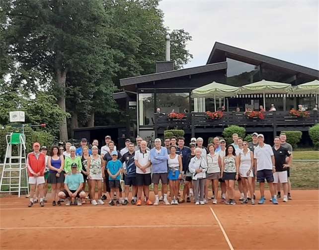 Eine bunt gemischte Truppe aus beiden Clubs traf sich zum Spaßturnier.Fotos: HTC Bad Neuenahr