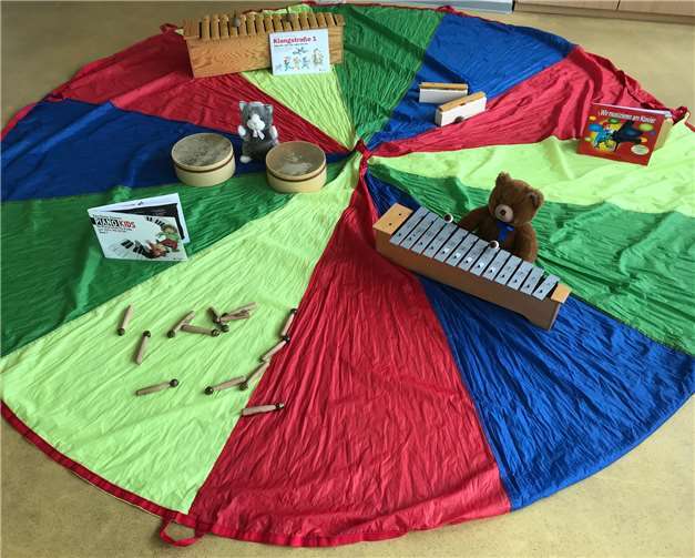 Eine bunte Auswahl an Instrumenten stand zum Ausprobieren bereit. Foto: Musikschule Neuwied