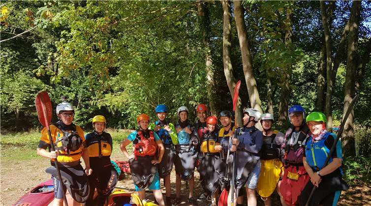 Eine bunte Gruppe aus zwölf Paddlern genoss die Tour bei bestem Wetter. privat
