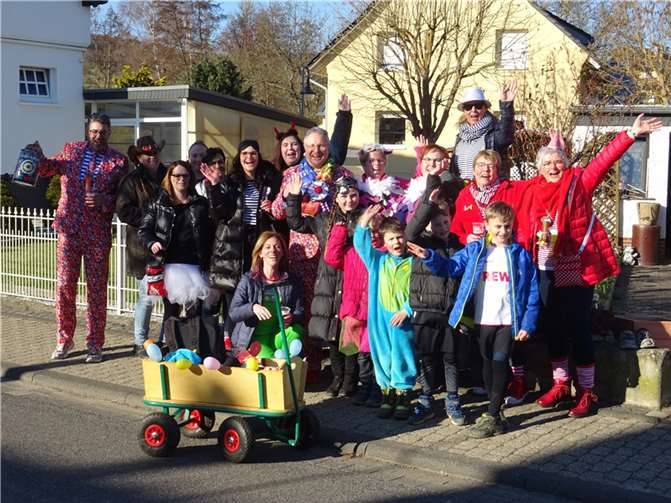 Eine bunte Gruppe zog am Rosenmontag durch Waldorf und erinnerte an das heimische Brauchtum verbunden mit.  Foto: privat