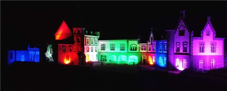 Eine bunte Illumination der Burg Brohleck sorgte für ein wenig Karnevalsstimmung. Foto: Privat