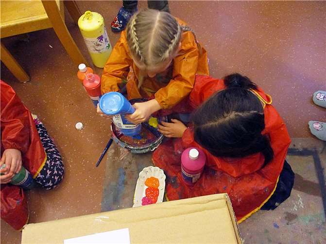 Eine bunte Kunstaktion.  Foto: Stadt Neuwied/Carmen Zimmermann