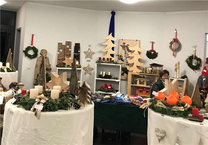 Eine bunte Vielfalt überwiegend selbst angefertigter Handarbeiten und Kunsthandwerk boten die Vettelschosser kfd-Frauen bei ihrem traditionellen Basar an.  privat