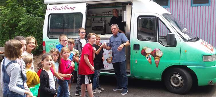 Eine coole Überraschung gab es vom Ortvorsteher Windheuser für die Kinder der AWO Ferienfreizeit im Harterscheid. Foto: privat