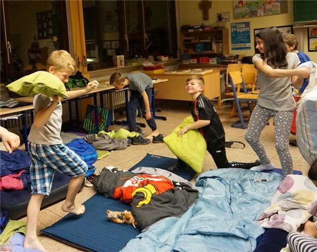 Eine deftige Kissenschlacht lockerte die Lesephasen auf.  privat