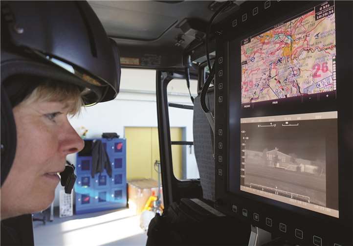 Eine der FLIR-Operatoren ist Sabine Hohenstein, die während des Fluges die Video- und Wärmebildkamera bedient.