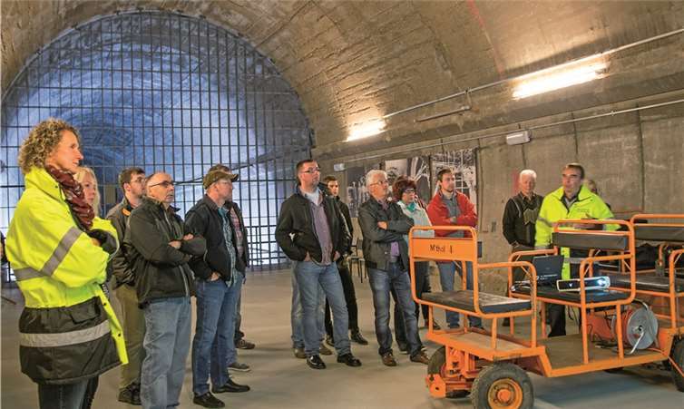 Eine der Führungen im Bunker, hier mit Jürgen Freitag aus Berlin, (ganz r. i.d.gelben Jacke), der die interessierten Besucher über alle Besonderheiten des Berliner Honecker Bunkers aufklärte. Reuter