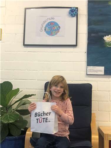 Eine der Gewinnerinnen mit ihrem Gewinn.  Foto: privat