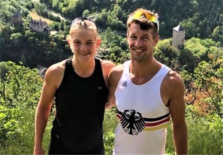 Eine der Radtouren führten (v.l.) Alexandra Föster mit ihrem Trainer Sebastian Kleinsorgen zum Blick auf die beiden Burgen von Treis-Karden.